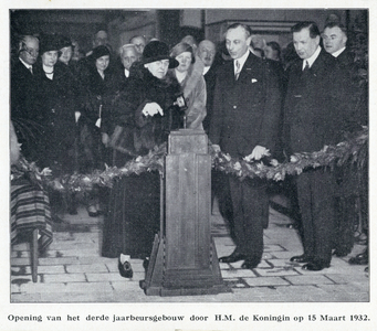 99339 Afbeelding van de opening van het derde Jaarbeursgebouw (Vredenburg) te Utrecht door koningin Wilhelmina